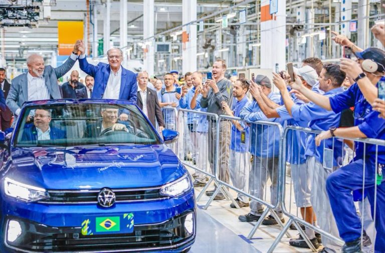 Lula e Alckmin refazem histórica foto de 2003 na fábrica da Volkswagen com carro Exclusivo